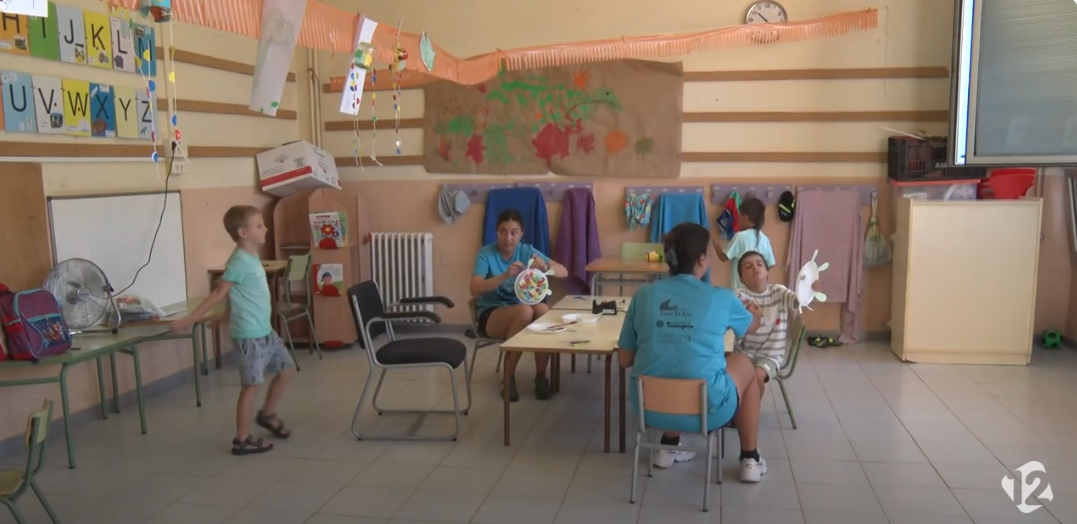 Vetlladores acompanyant a nens amb Autisme en una aula